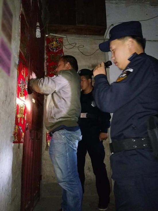 伊春粗心妈妈误将幼女锁家中 